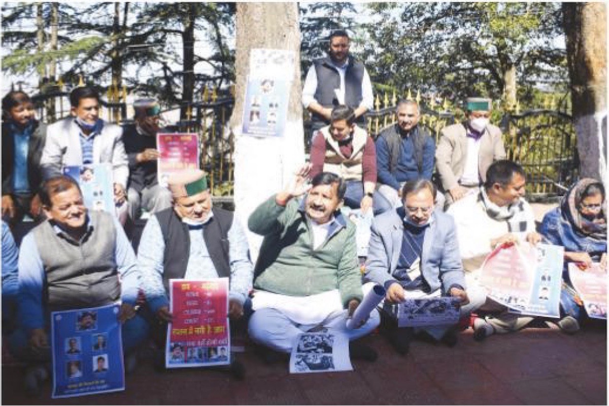 Suspended HP Cong MLAs hold protest against govt