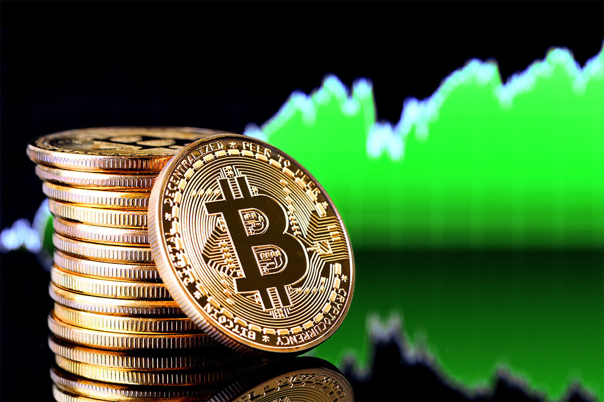 Bitcoin recovers from previous loss, trades 0.1% higher