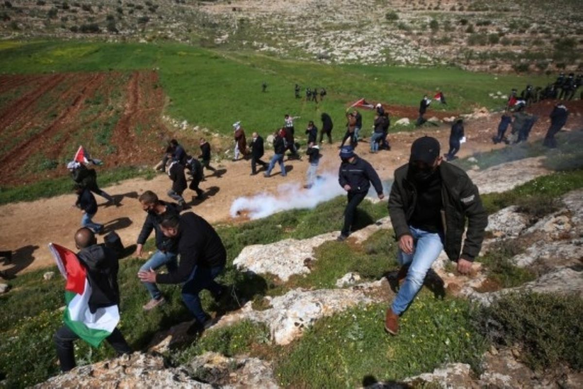 7 Palestinians injured in clashes with Israeli soldiers