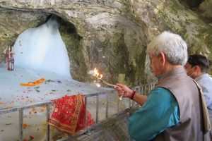 LG Manoj Sinha offers prayers at Amarnath shrine