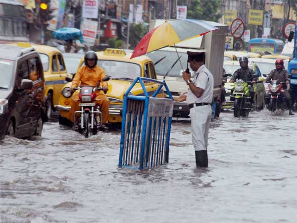 Torrential rain lash Kolkata, many areas waterlogged