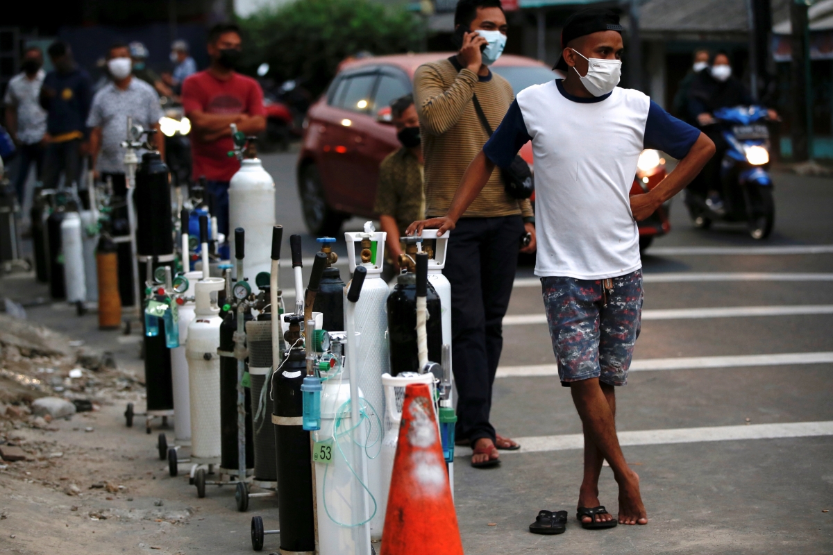 Short on oxygen, Indonesia seeks help as cases soar