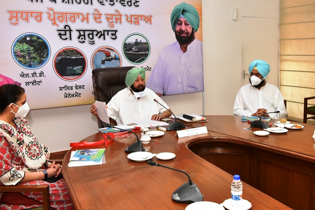 Kejriwal making false promise on free power in Punjab: Amarinder