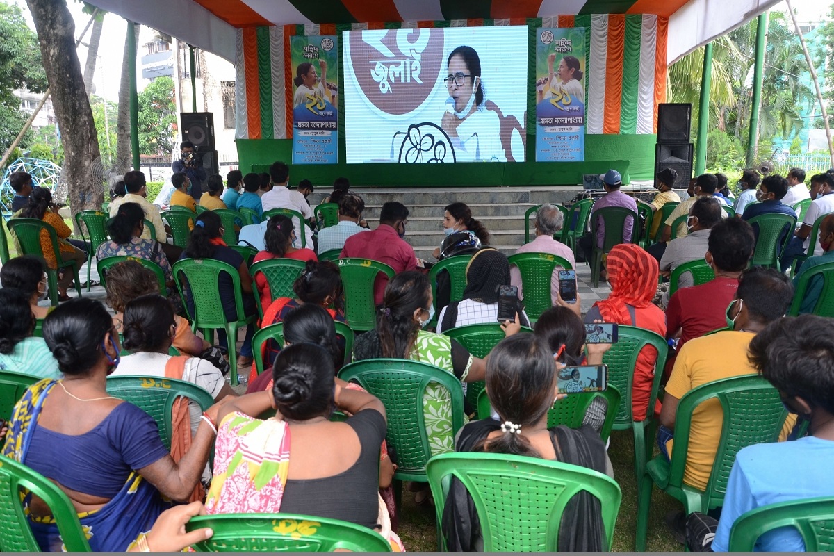 Mamata calls for Supreme Court probe into spying row