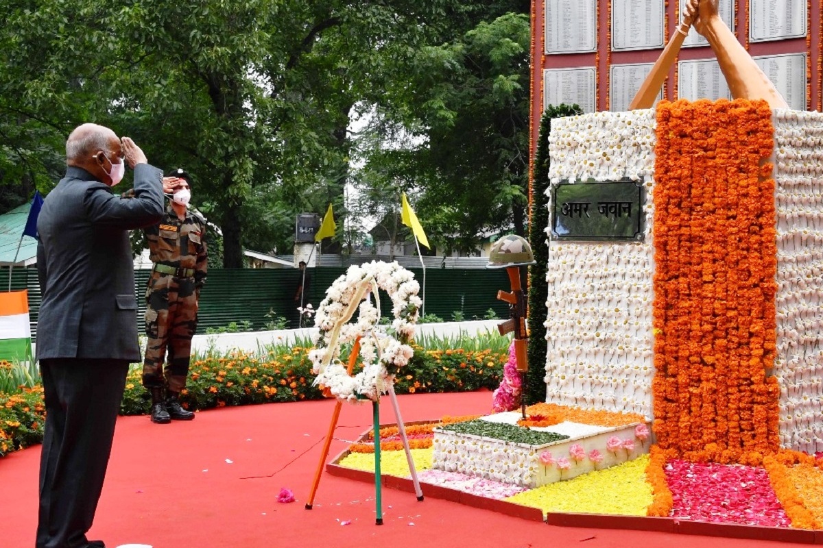 Bad weather prevents President Kovind’s flight to Dras to pay homage on Kargil Vijay Diwas, lays wreath at Baramulla War Memorial