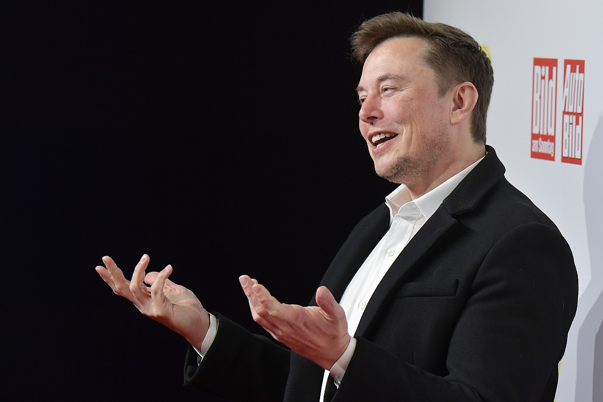 SpaceX CEO Musk refutes claim about wanting to become Apple CEO