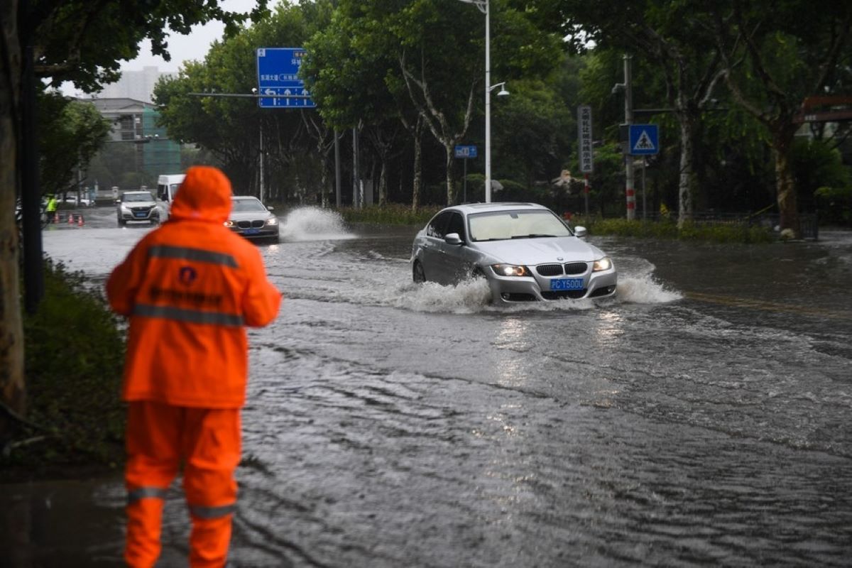 East China on highest alert as Typhoon In-Fa lingers