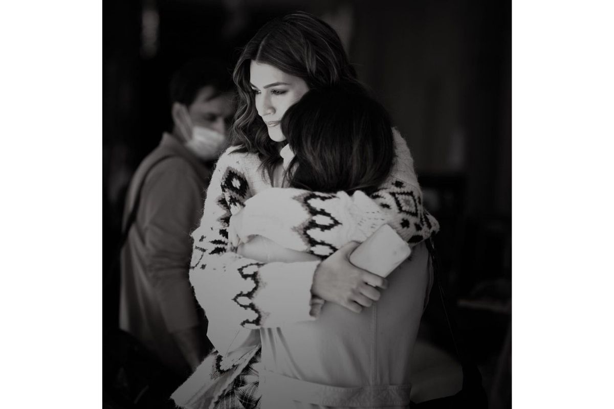 Warda Khan says, “There’s nothing that a hug can’t cure” for Kriti Sanon from the times when they were on Bachchan Pandey sets