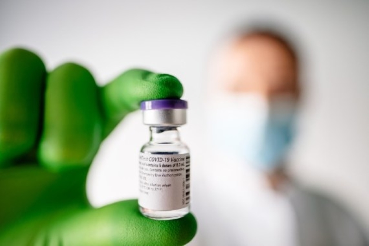 Pfizer vaccine booster plan sparks row in US