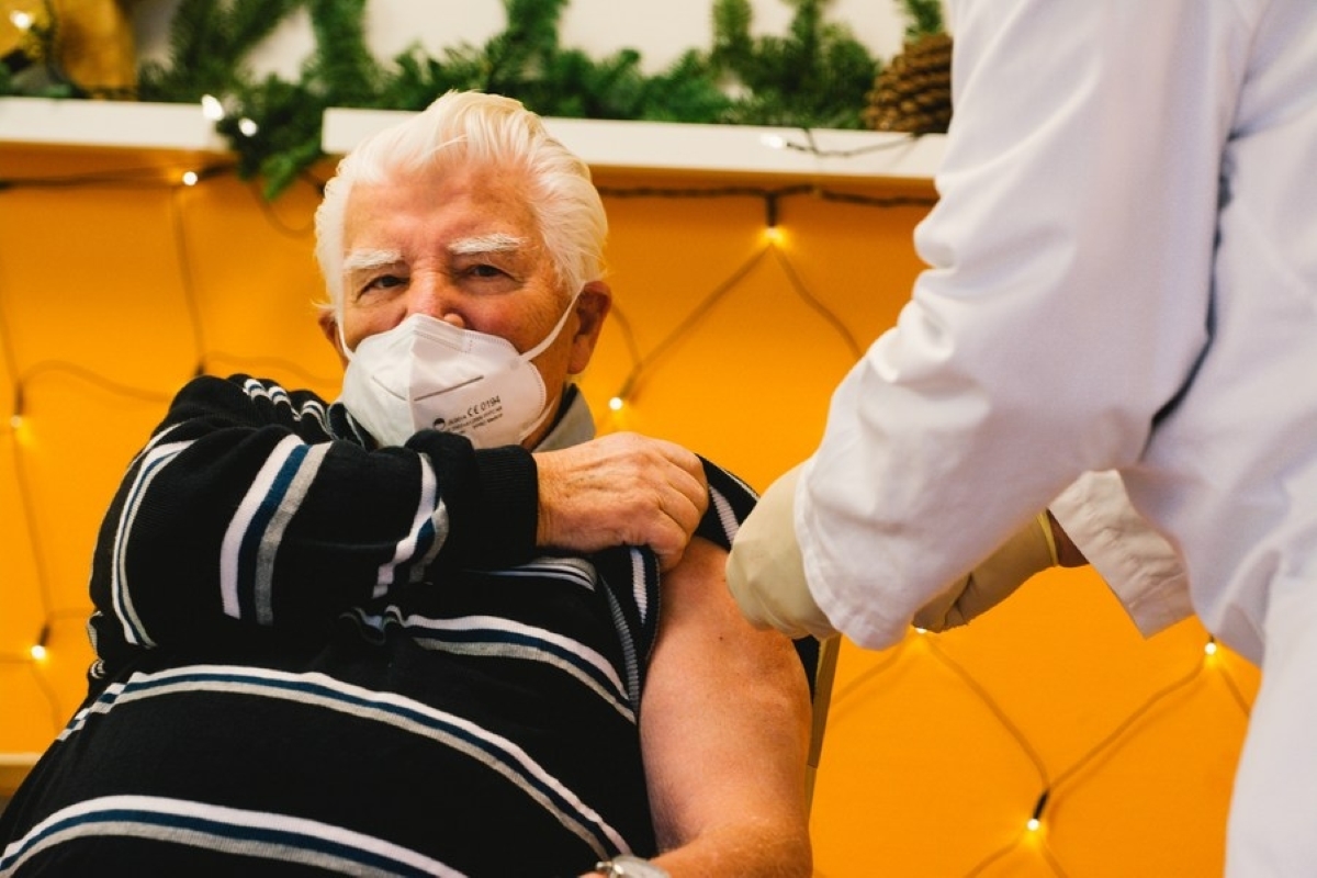 Retailers in Germany urge public to get inoculated