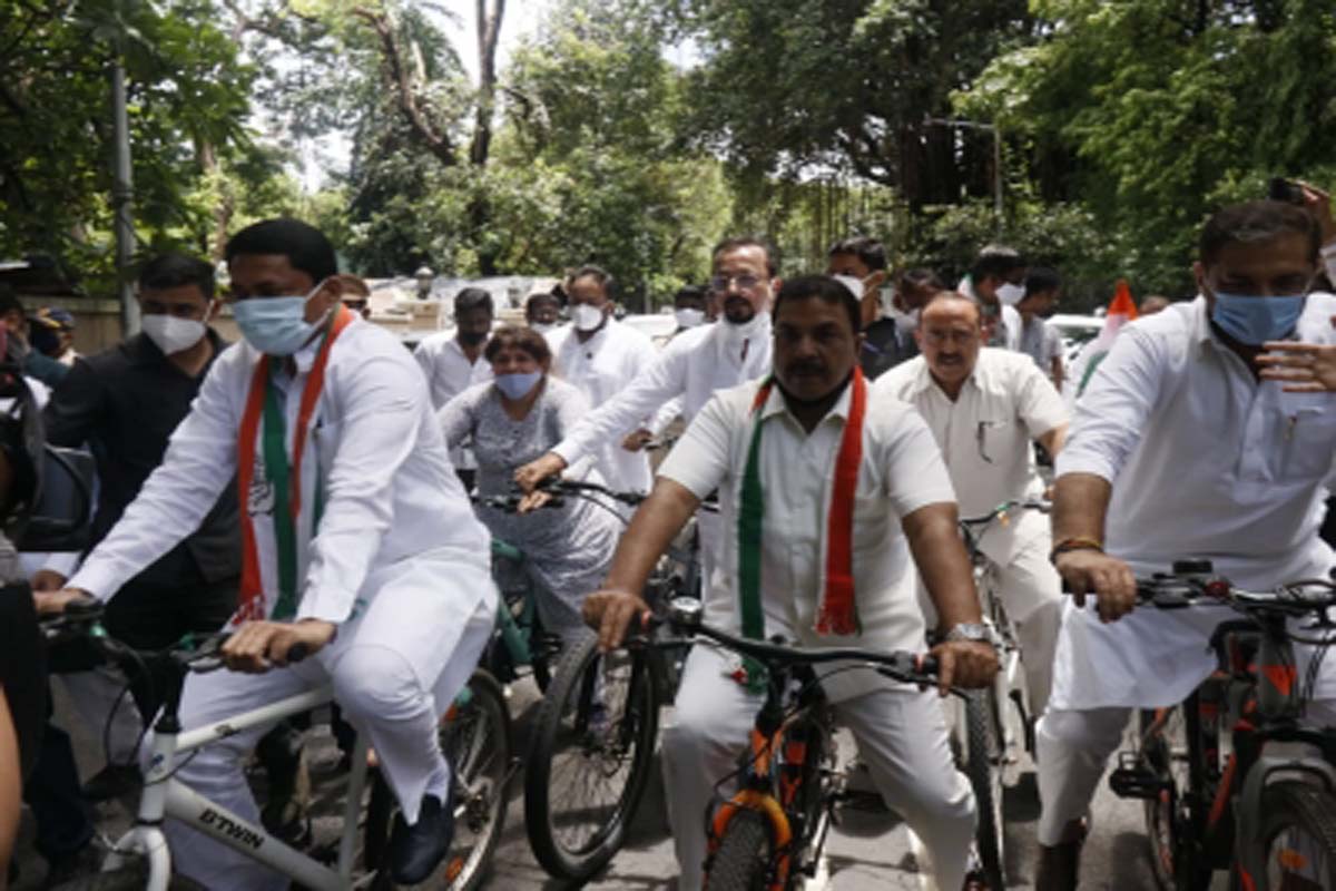 Maharashtra Congress takes out bicycle rally to protest fuel price hike