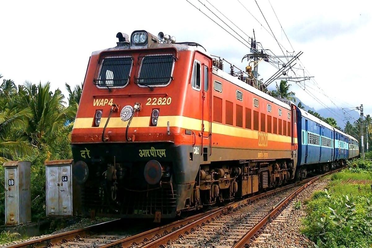Kolkata-Radhikapur Express averts major accident