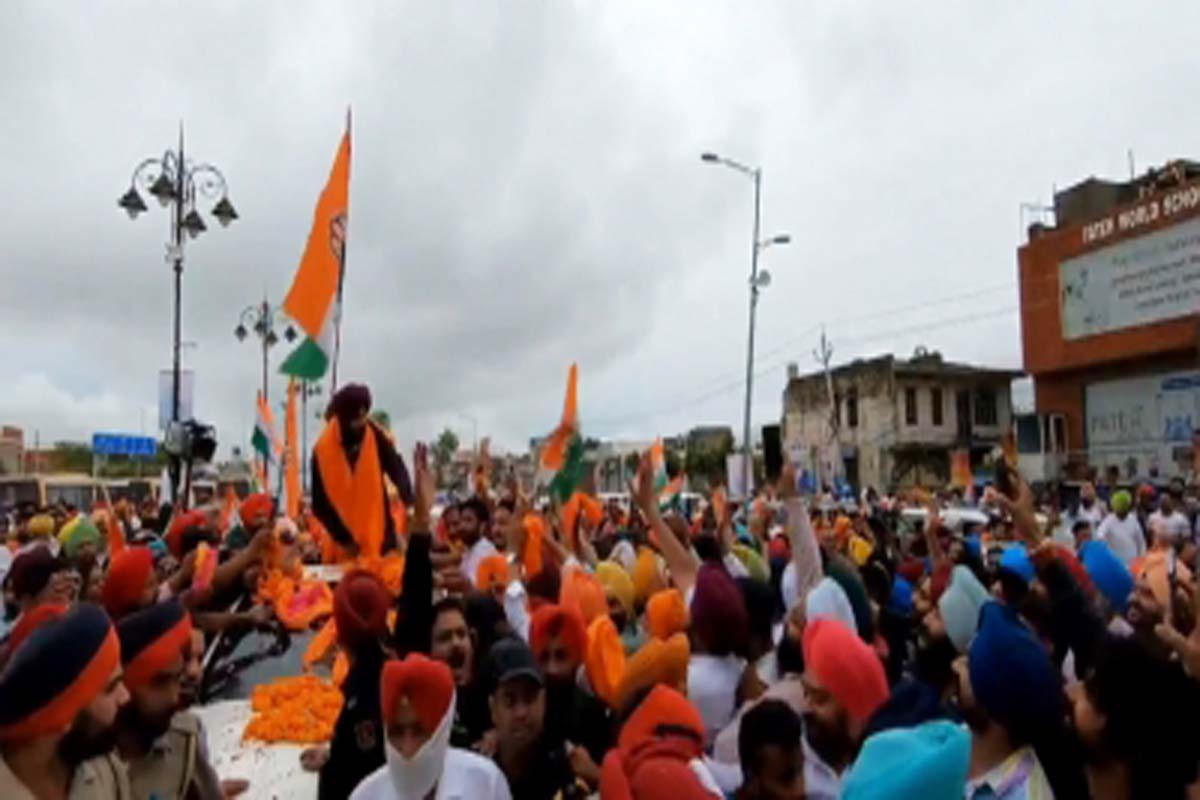 Accompanying 62 MLAs, Sidhu pays obeisance at Golden Temple