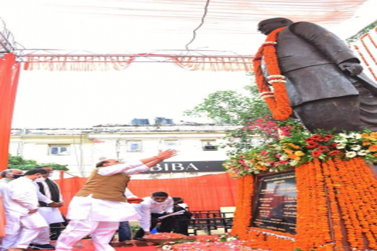 Rajnath unveils Lalji Tandon’s statue in Lucknow