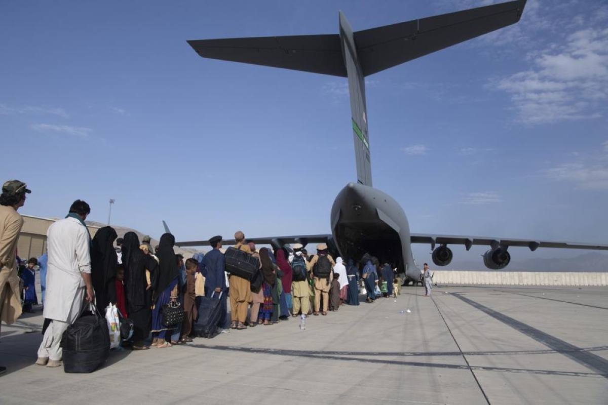 Evacuation flights resume in Kabul after deadly blasts