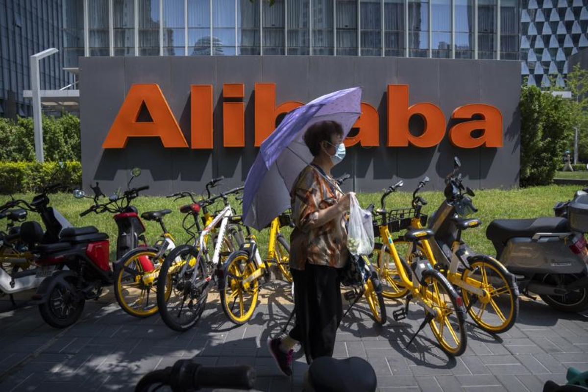 Alibaba shares slump on slow Chinese spending