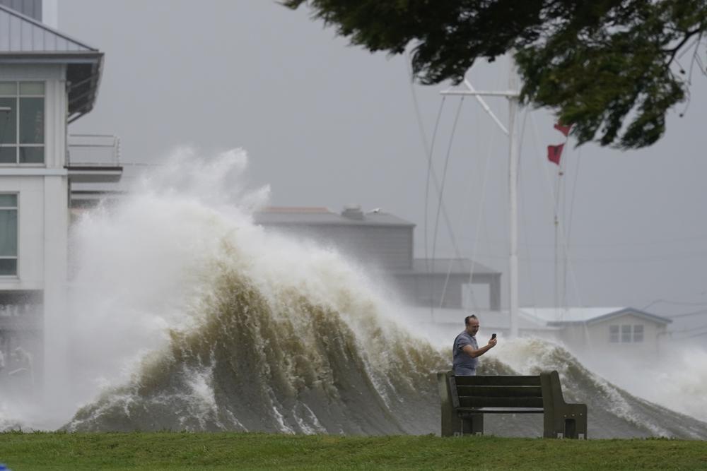 Hurricane Ida lashes Louisiana, knocks out New Orleans power