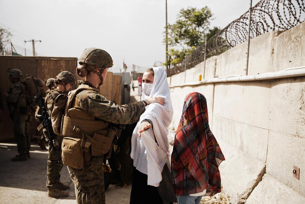 US struggles to speed Kabul airlift amid Taliban, chaos