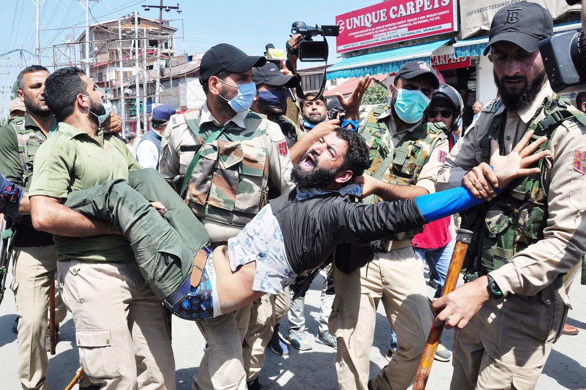 Police detain Shia mourners, thrash photojournalists in Srinagar