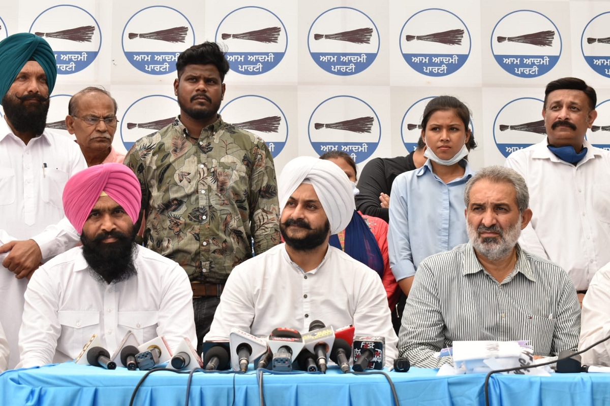 AAP seeks Sidhu to clarify his advisor’s remark on Kashmir