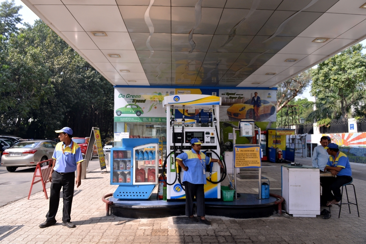 OMCs finally cut petrol price by 15-20p after 35 days