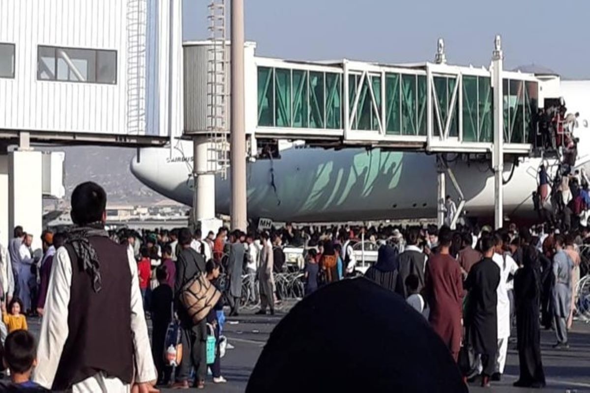 Tear gas fired by military personnel to control crowd at Kabul airport