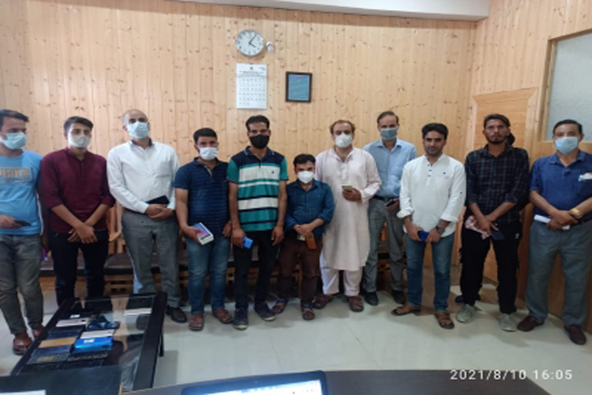 Cyber police, recover smartphones, Kashmir