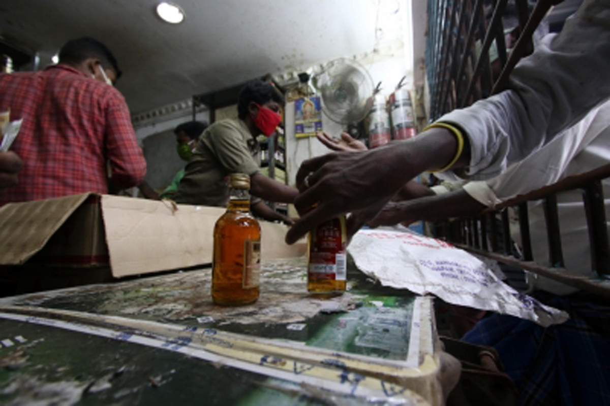 Cop threatens father, son to frame them in liquor smuggling case