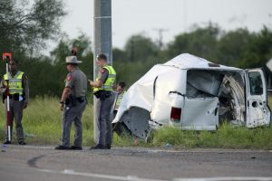 At least 10 dead as van carrying migrants crashes in Texas