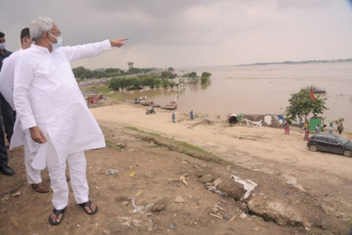 Nitish takes stock of flood situation in Patna