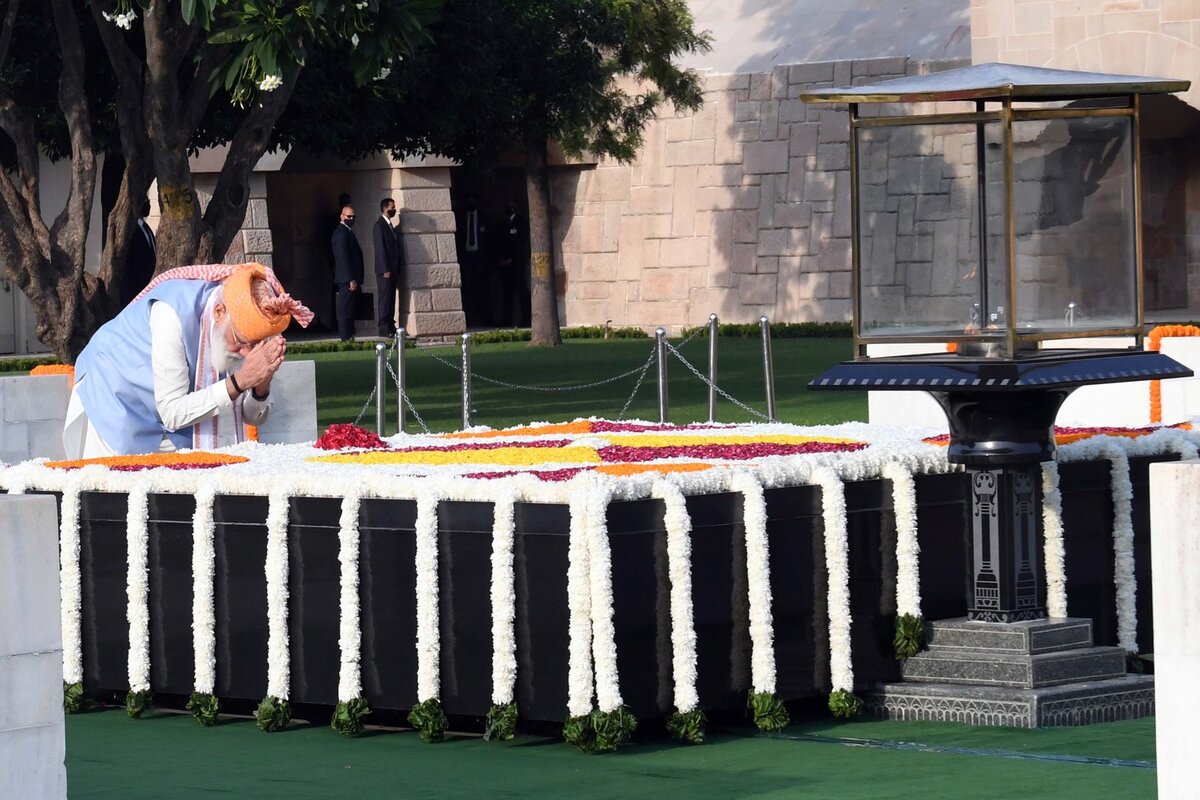 PM pays tribute to Mahatma Gandhi at Rajghat on I-Day