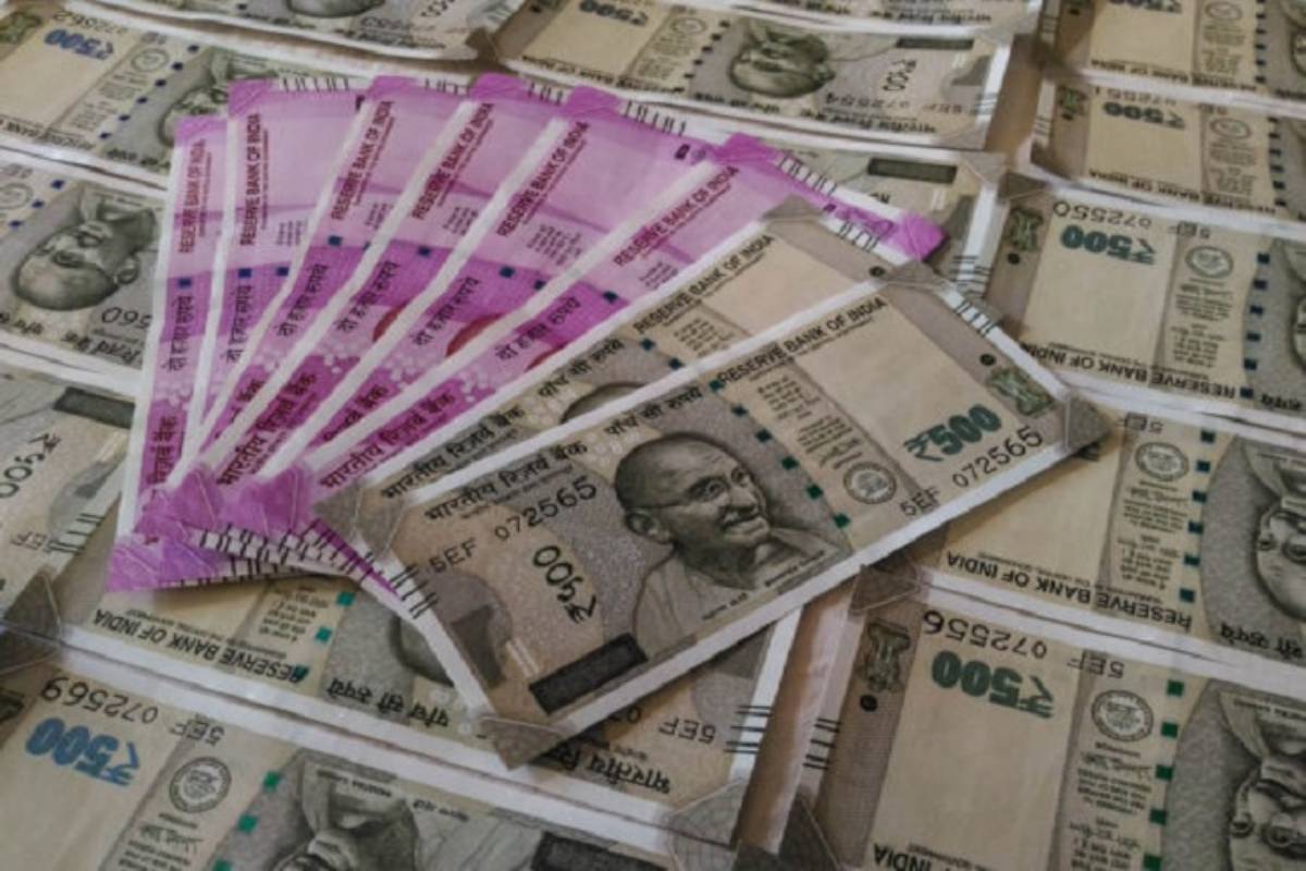 Rupee rallies 40 paise to close at 73.29 against US dollar