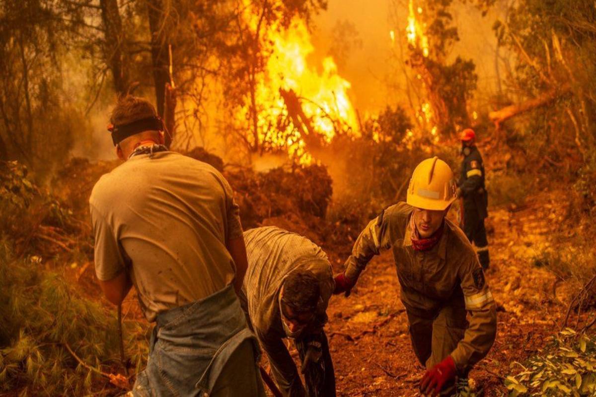 2 killed, hundreds evacuated amid wildfires in Italy’s Sicily