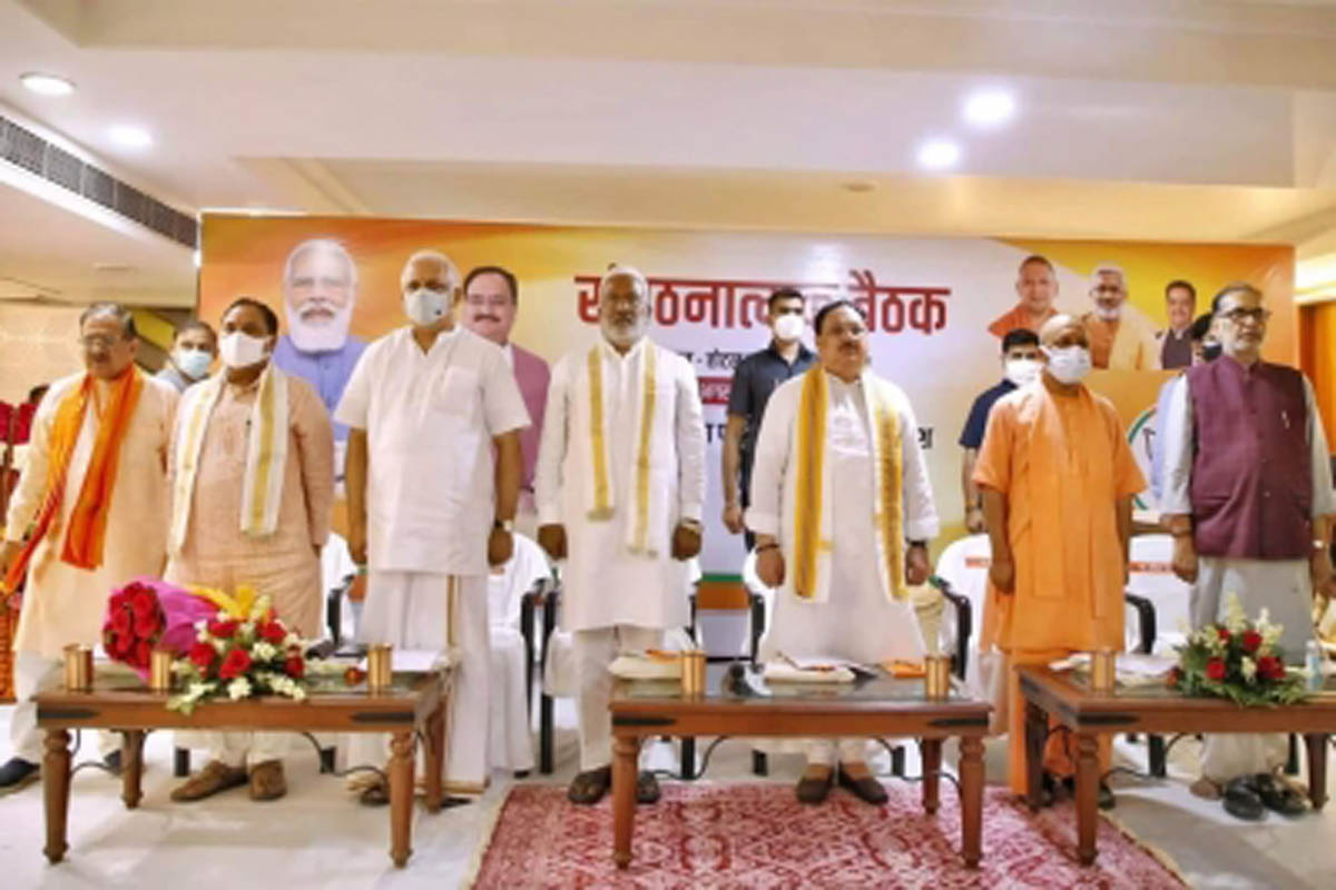 Yogi and Nadda felicitate doctors in Taj city