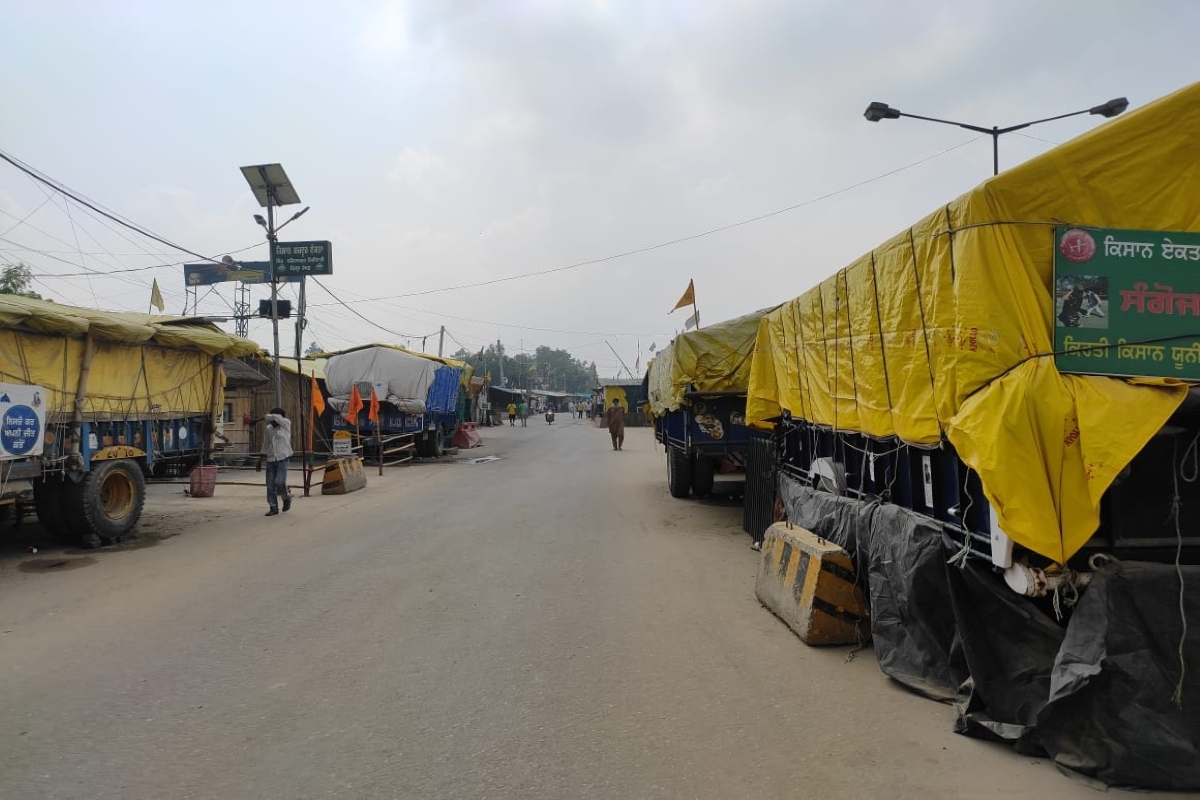 Tractor-trolleys parked at Singhu, occupants few
