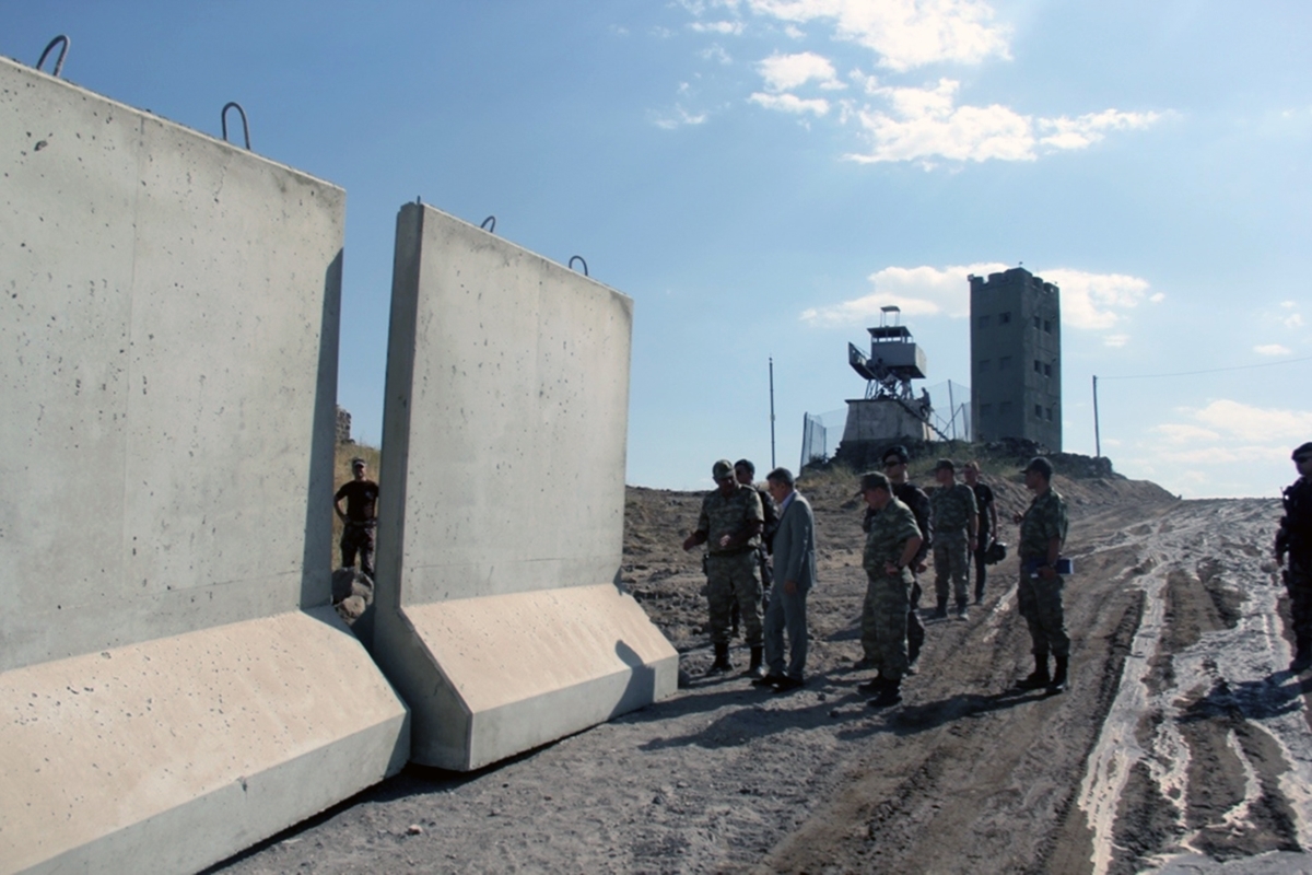 Turkey extends wall on border area