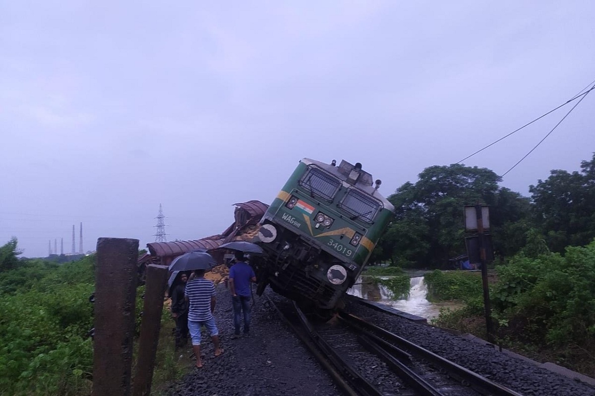 UP: 20 coaches of goods train derailed at DDU-Gaya route