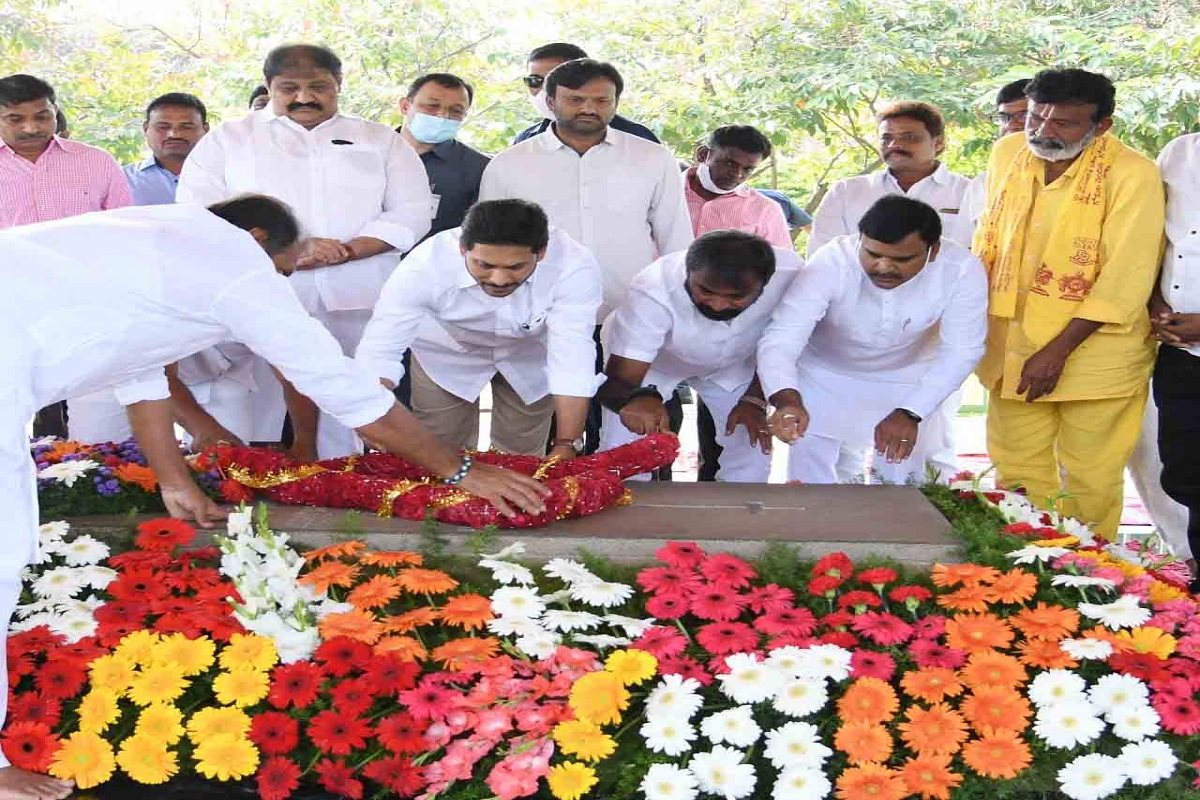 Andhra CM pays homage to YS Rajasekhara Reddy on 12th death anniversary