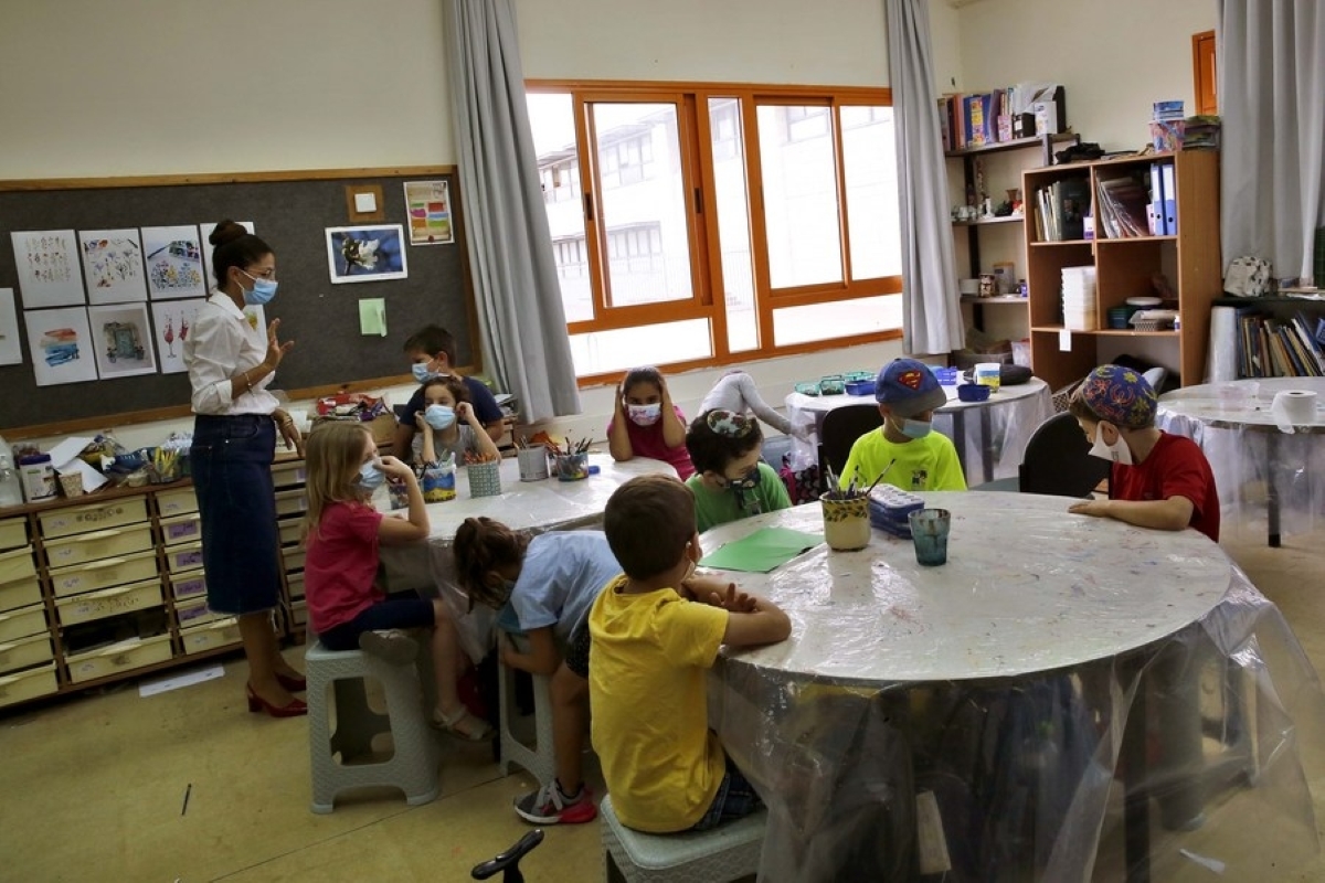 Israel bans unvaccinated teachers from entering schools