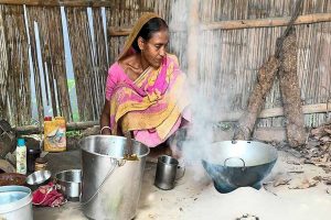 Goghat villagers use wood & coal as PMUY fails to give cheap LPG