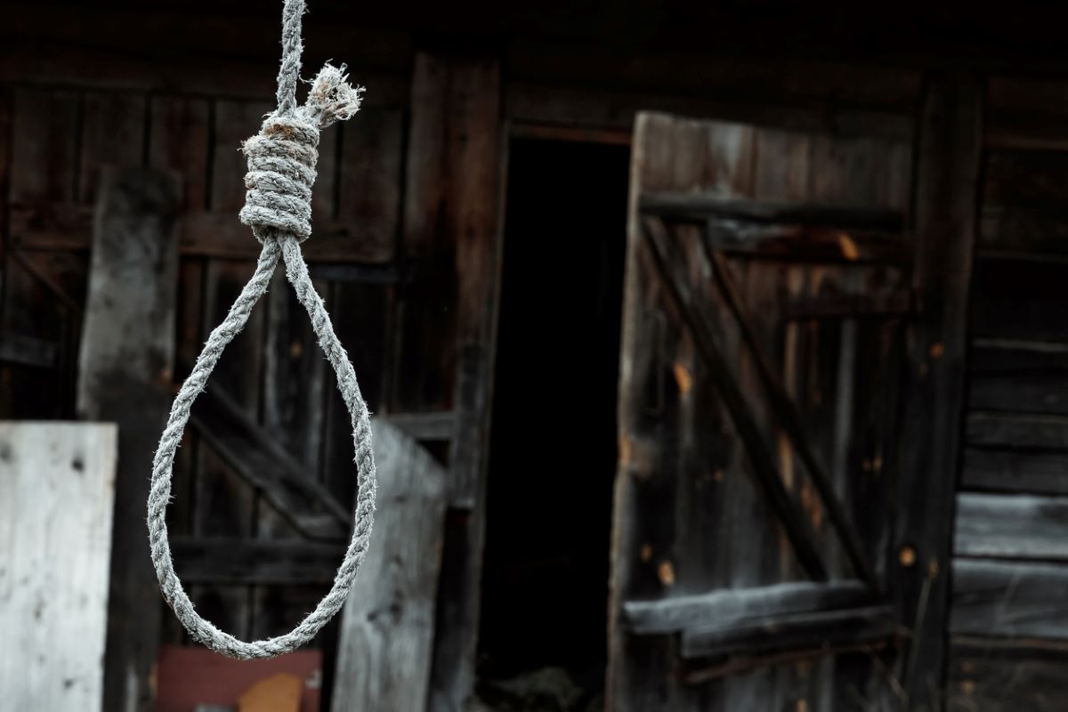 After daughter found hanging, man kills self in Malda