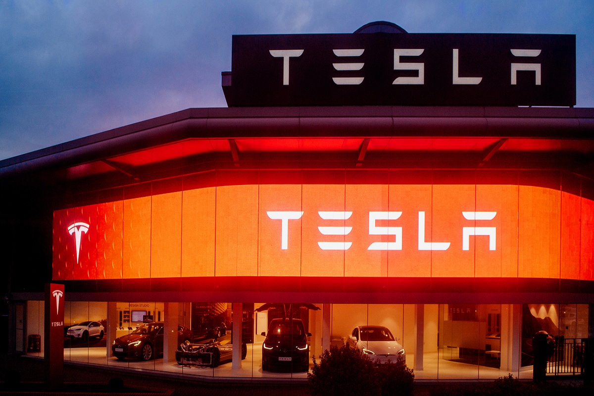 Another Software bug makes Tesla to call back 321,000 vehicles