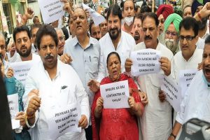 Congress activists protest against detention of Priyanka in UP