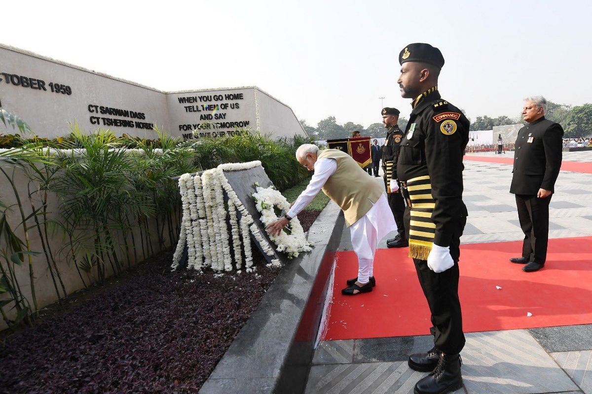 PM pays homage to police personnel