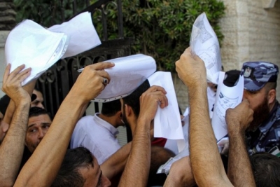 Palestinians seek permits to work in Israel amid deteriorating economy