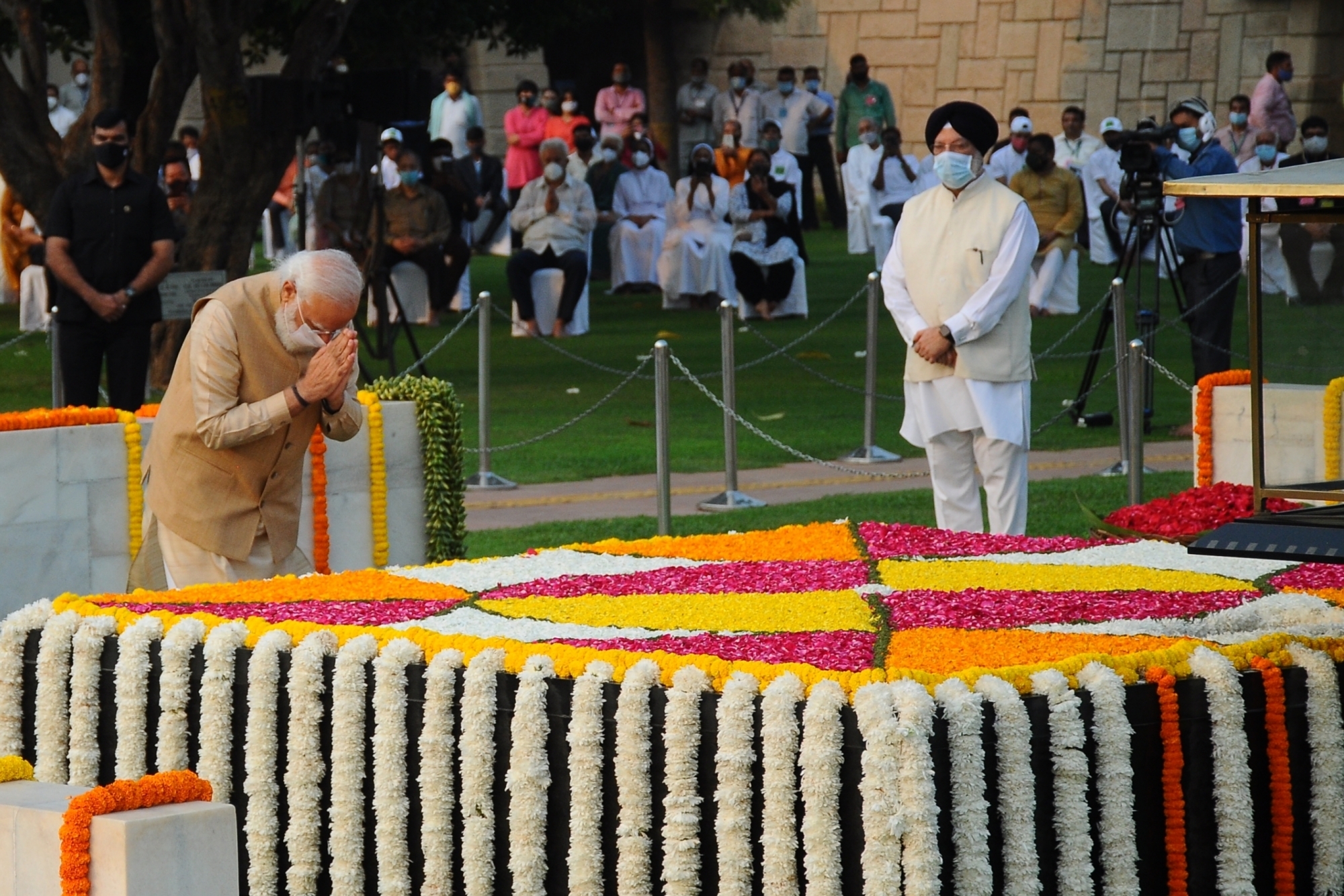 President, PM, other political leaders pay tribute to Mahatma on 152nd birth anniv