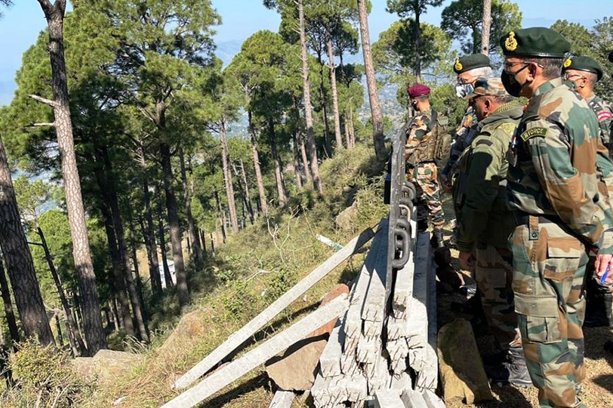 Army Chief takes first-hand assessment of prolonged counter-terror operation along LOC