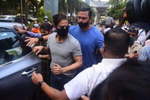 Shah Rukh Khan goes to fetch Aryan from jail