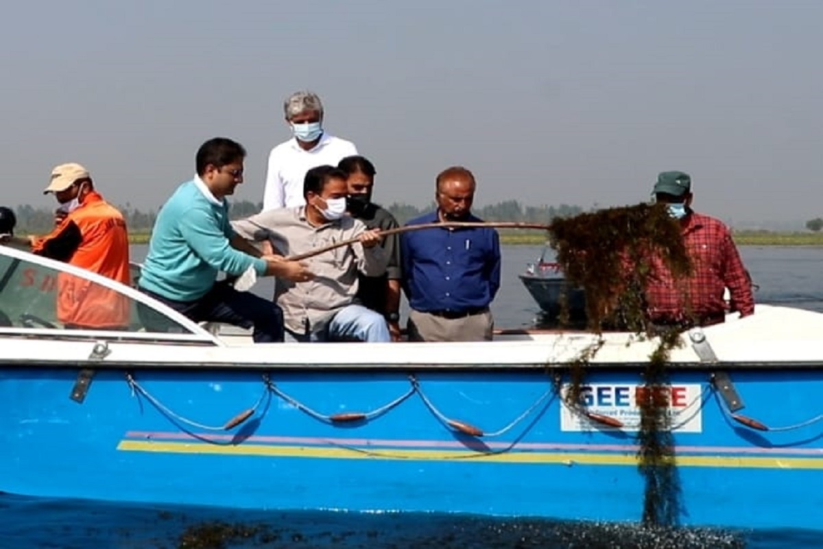 Srinagar Mayor cleans Dal Lake