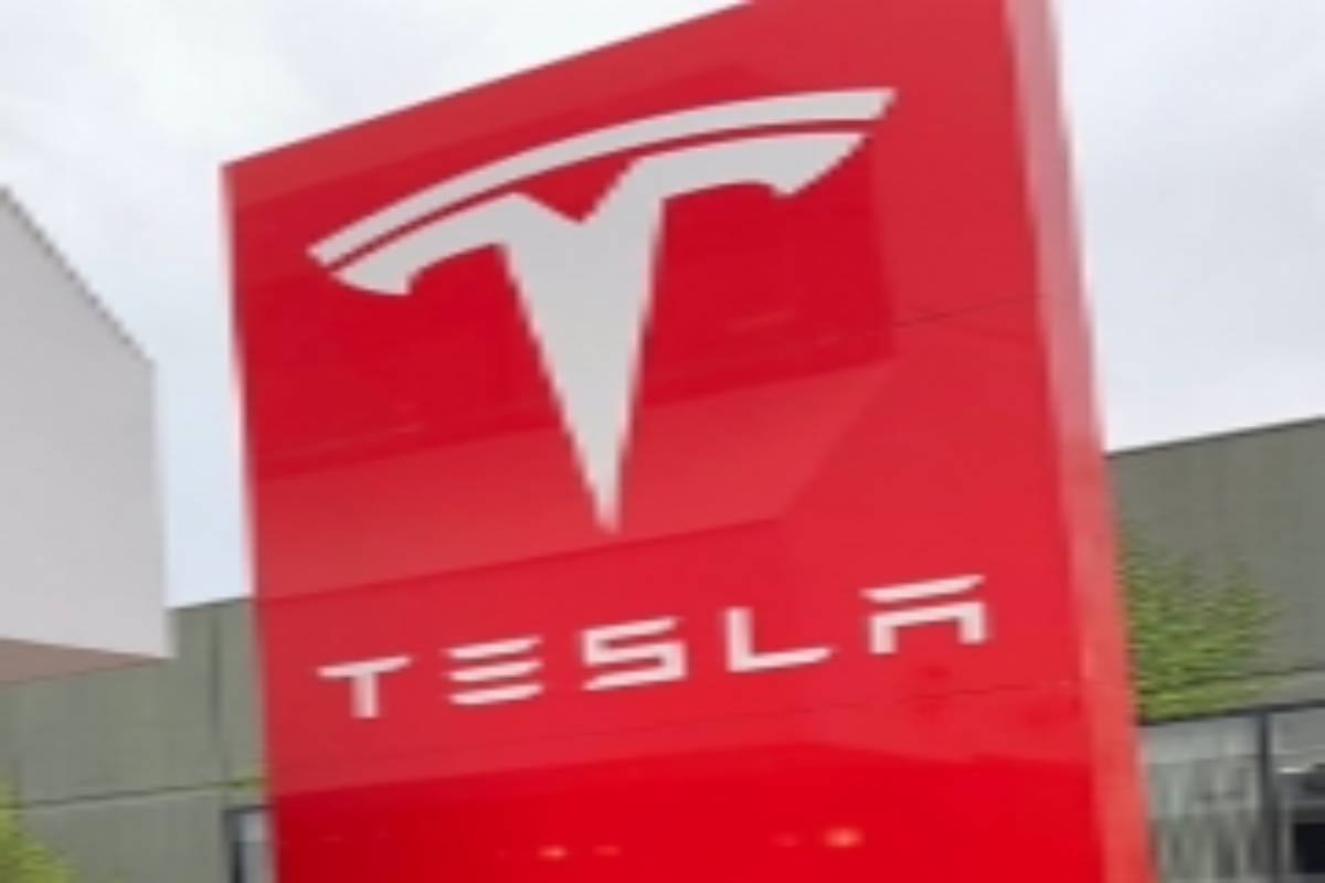 Tesla quietly unveils fleet of new electric trucks: Report
